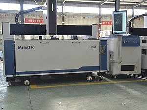 Фото 14 - MetalTec 1530C (3000W) оптоволоконный лазерный станок для резки металла с ручной сменой рабочих столов.