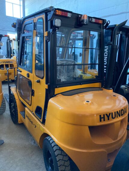 Фото 98 - Вилочный погрузчик Hyundai 30DE-7.